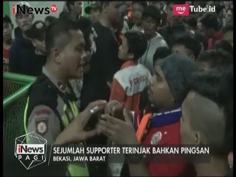 Tak Dapat Tiket, Suporter Persija Jebol Pintu Masuk Stadion Bekasi - iNews Pagi 03/06
