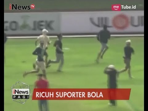 Tak Terima Tim Kesukaannya Kalah, Suporter Persib Bandung Masuki Lapangan - iNews Pagi 05/06
