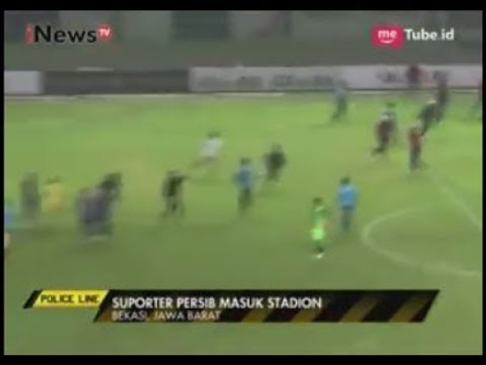 Rusuh, Suporter Persib Nekat Terjun ke Lapangan Saat Pertandingan Berlangsung - Police Line 05/06
