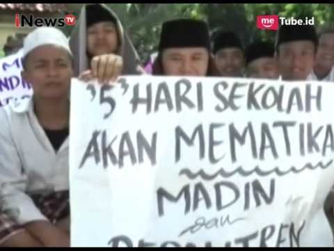 Tolak Peraturan 5 Hari Masuk Sekolah, Ribuan Santri di Jatim Berunjuk Rasa - iNews Petang 14/06