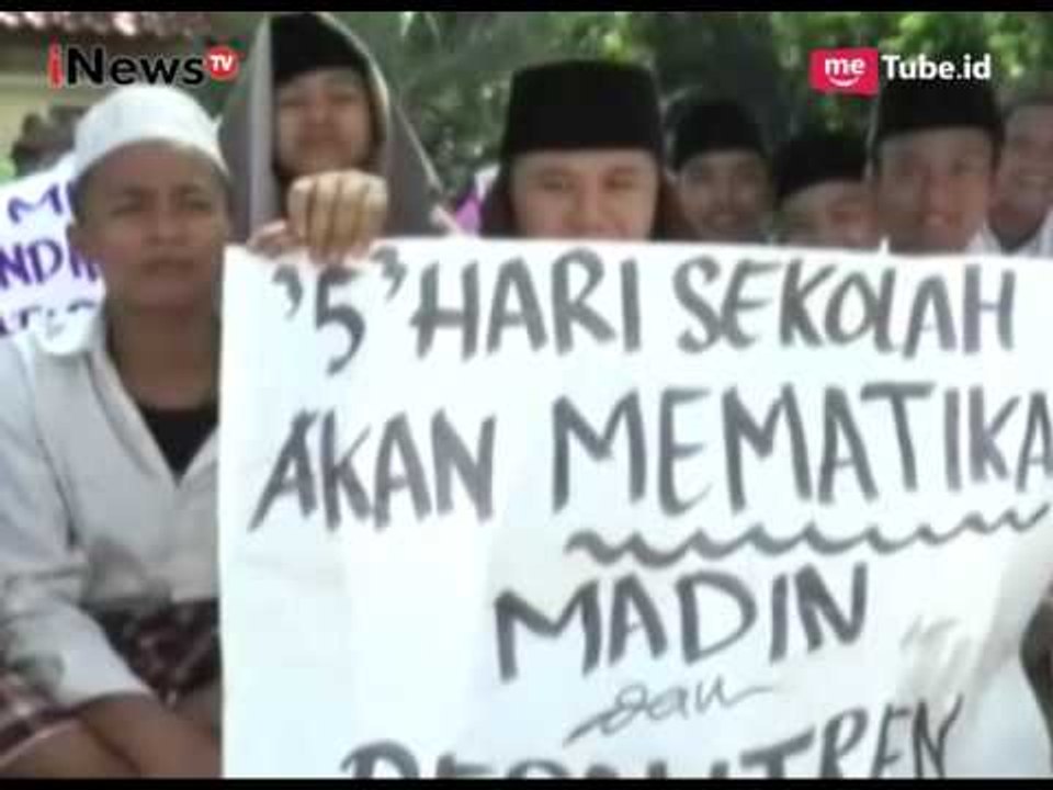 Tolak Peraturan 5 Hari Masuk Sekolah, Ribuan Santri di Jatim Berunjuk Rasa - iNews Petang 14/06