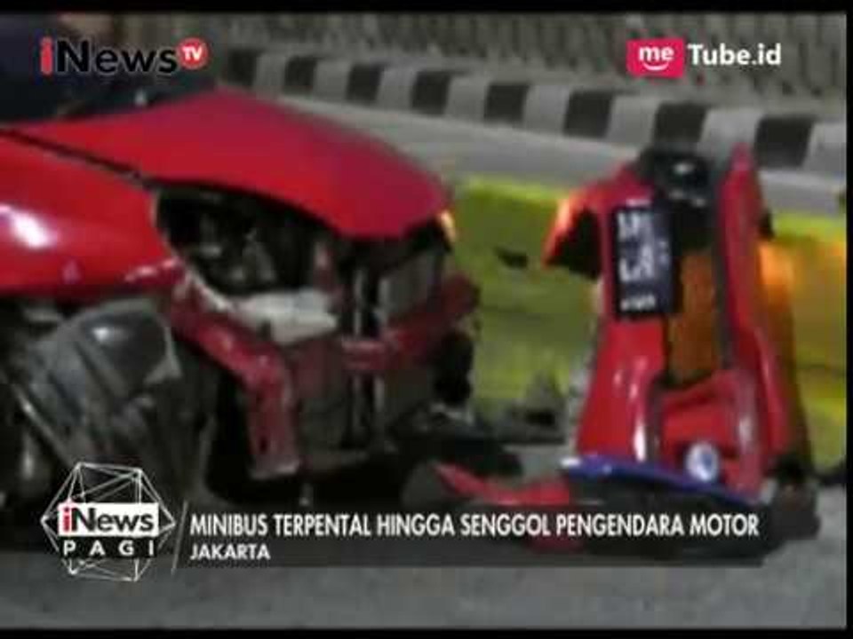 Minibus Tabrak Separator Busway dan Terpental ke Pengendara Motor Hingga Kritis - iNews Pagi 05/07