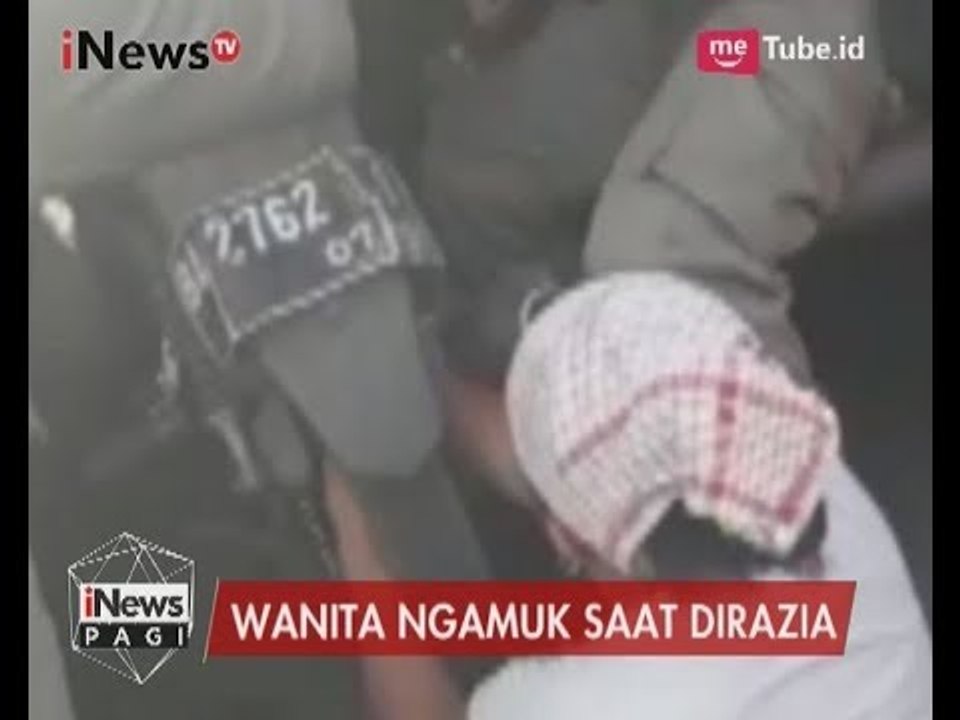 Seorang Ibu-ibu Mengamuk Saat Motornya akan Disita Petugas - iNews Pagi 06/07