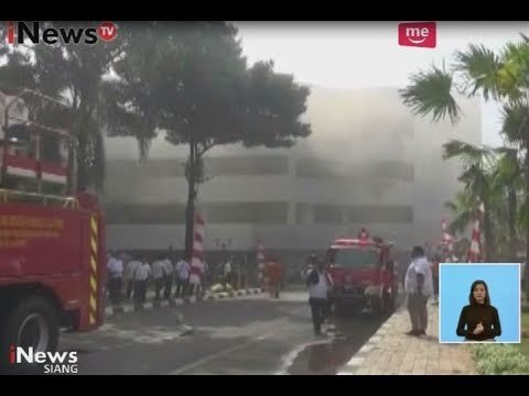 Diduga Korsleting Listrik, Gedung A Kementerian Desa & Transmigrasi Kebakaran - iNews Siang 28/08