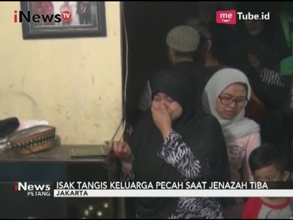 Isak Tangis Keluarga Saat Sambut Jenazah Supporter yang Terkena Petasan - iNews Petang 03/09