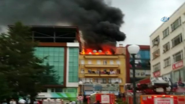 Binanın çatı katında çıkan yangın paniğe neden oldu