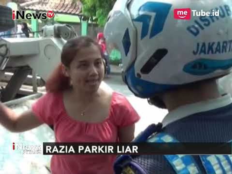 Wanita Ini Marah-marah Saat Mobilnya Diderek Karena Parkir Sembarangan - iNews Petang 25/10