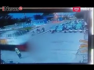 Detik-detik Pengendara Motor Terobos Palang Pintu Hingga Tertabrak Kereta - iNews Pagi 31/10