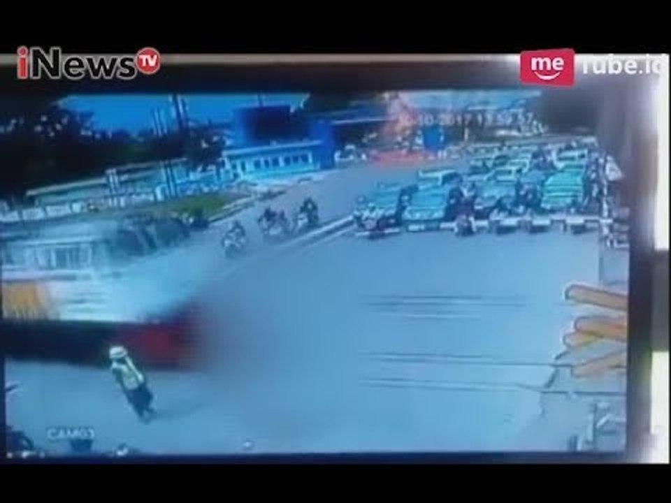 Detik-detik Pengendara Motor Terobos Palang Pintu Hingga Tertabrak Kereta - iNews Pagi 31/10