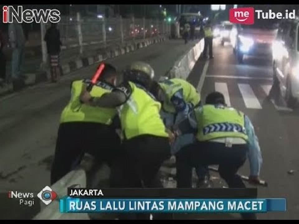 Ugal-ugalan Masuk Jalur Busway, Kopaja P20 Tabrak Anak Kecil Saat Menyebrang - iNews Pagi 05/11