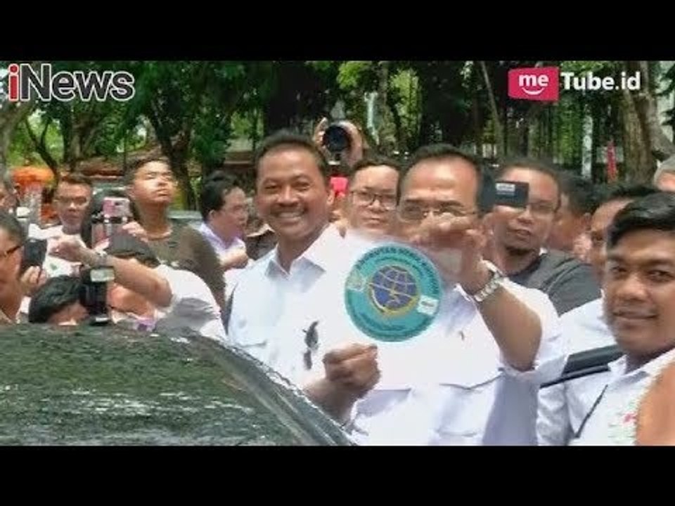 Menhub Budi Karya Resmikan Stiker untuk Taksi Online yang Wajib Dipasang - iNews Malam 25/11