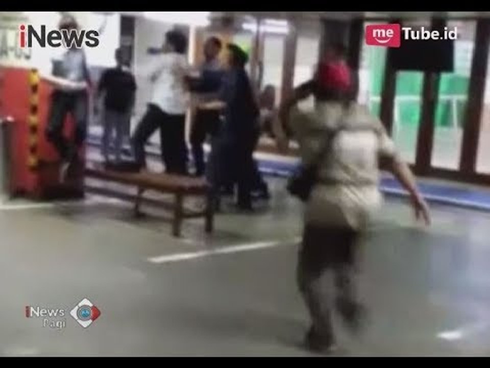 Seorang Anggota Brimob Dikeroyok 5 Orang di Parkiran Mall Kawasan Cibubur - iNews Pagi 28/11