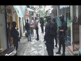 Video herunterladen: Densus 88 Kembali Geledah Rumah Terduga Teroris di Surabaya - iNews Pagi 10/12