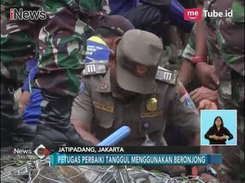 Banjir Surut, Petugas Lakukan Perbaikan Sementara Tanggul Jati Padang - iNews Siang 12/12