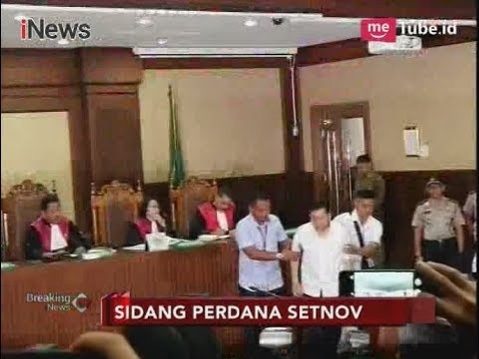 Saat Memasuki Persidangan Perdananya, Setnov Terlihat Dibopong - Breaking News 13/12