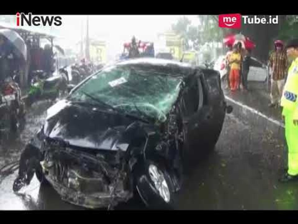 Naas!! Tak Tahu Ada Kereta, Mobil Sedan Ditabrak Hingga Terpental 5 Meter - iNews Pagi 23/01