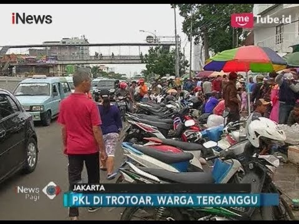 Semrawut PKL di Trotoar Jatinegara, Beginilah Komentar Pejalan Kaki - iNews Pagi 29/01