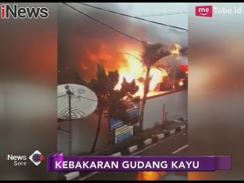 Video Amatir, Sebuah Gudang Kayu di Tangsel Dilalap Si Jago Merah - iNews Sore 03/02