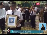 Isak Tangis Keluarga Korban Longsor Underpass Bandara Iringi Pemakamkan - iNews Siang 07/01