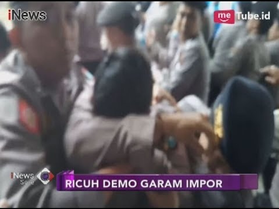 Ricuh Demo Tolak Impor Garam, Mahasiswa Paksa Masuk Kantor DPRD - iNews Sore 09/02