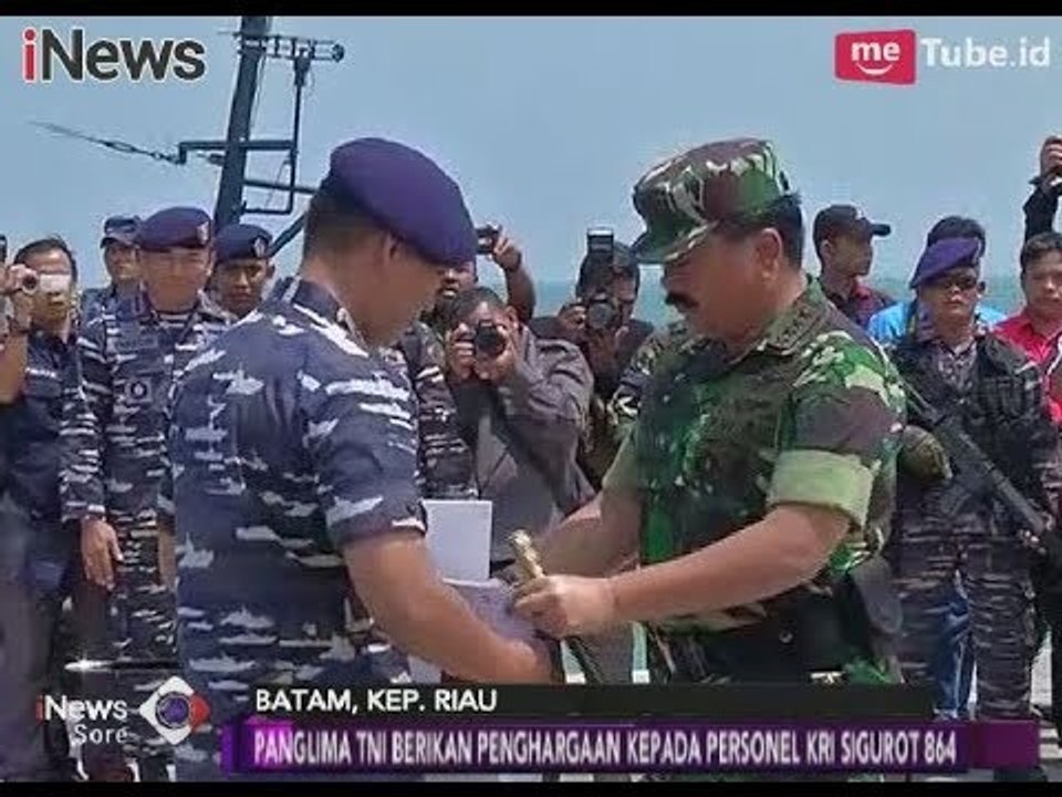 Panglima TNI Berikan Penghargaan Kepada Prajurit KRI Sigurot 864 - iNews Sore 11/02