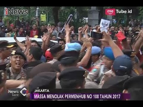 Saling Dorong Antar Pendemo, Aksi Unjuk Rasa Driver Taksi Online Ricuh - iNews Sore 14/02