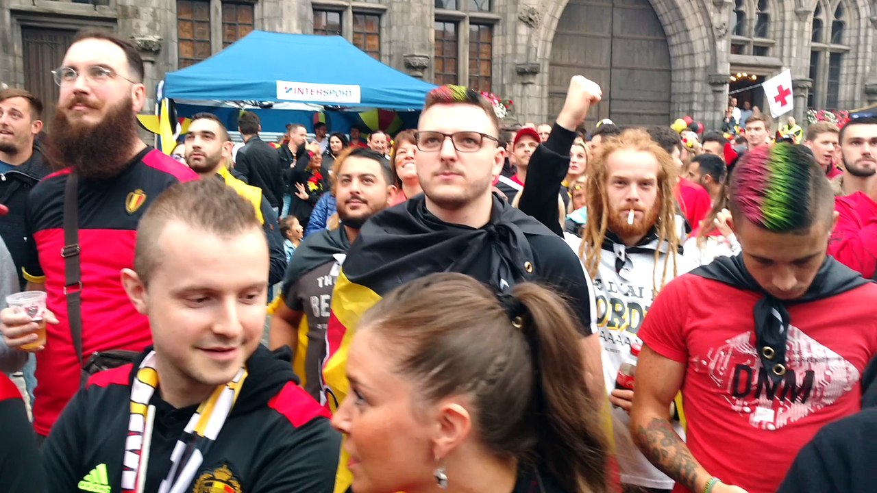 Des milliers de supporters à Mons pour France-B...