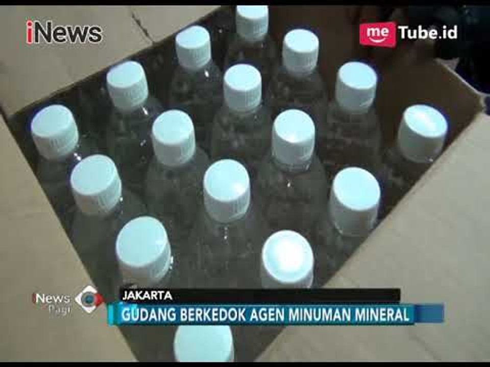 Gerebek Gudang Berkedok Agen Minuman Mineral, Petugas Temukan 8 Dus Miras Oplosan - iNews Pagi 06/03