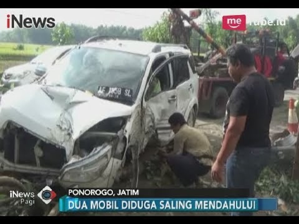 Akibat Ugal-ugalan & Saling Mendahului, Dua Minibus Tabrakan Hingga Ringsek - iNews Pagi 11/03