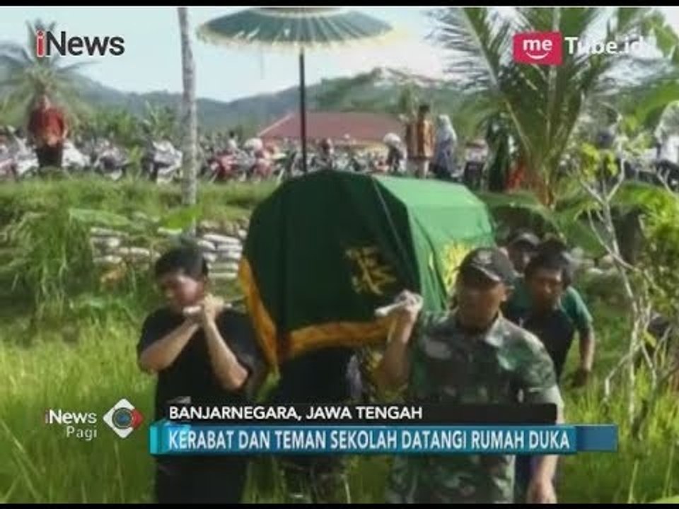 Isak Tangis Keluarga Saat Pemakaman Korban yang Tertimpa Pohon Tumbang - iNews Pagi 24/03
