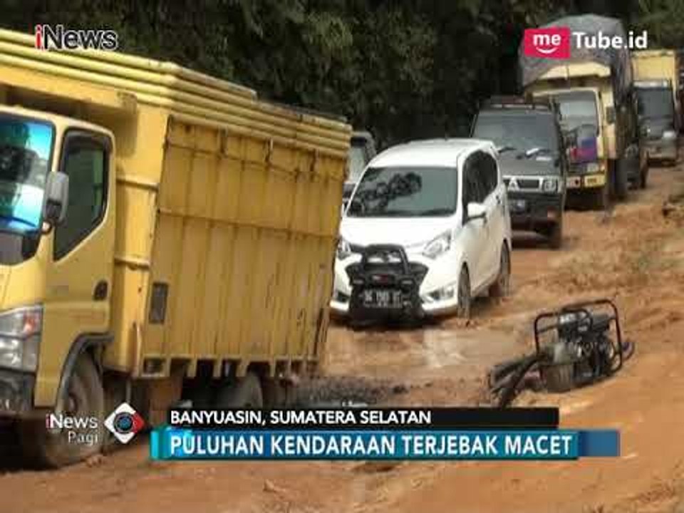 Jalan Rusak dan Becek di Banyuasin, Puluhan Kendaraan Terjebak Macet - iNews Pagi 31/03