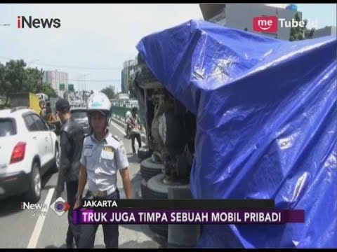 Tak Dapat Kendalikan Laju Kendaraan di Tikungan, Truk Pengangkut Semen Terguling - iNews Sore 13/04