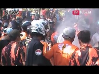 Descargar video: MA Tolak Kasasi Ketua KPU Makassar, Ribuan Pendukung Paslon Adu Bentrok - iNews Malam 23/04