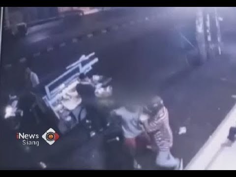 Sadis!! Tiga Remaja Diduga Geng Motor Serang Warga dengan Senjata Tajam - iNews Siang 25/04