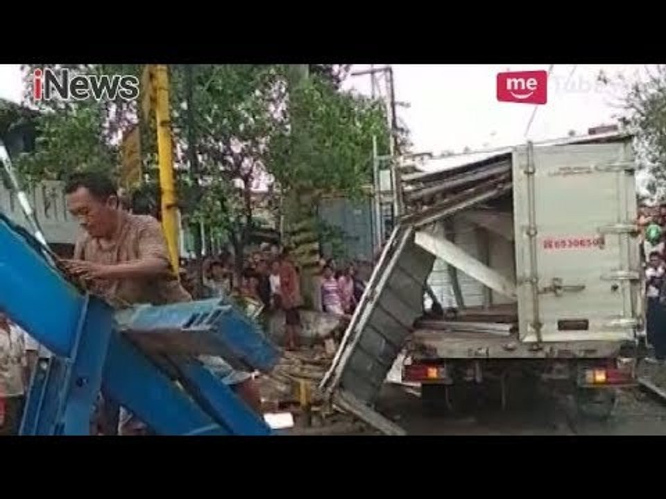 Na'as! Terobos Palang Pintu, Mobil Box Ditabrak Kereta Api - iNews Pagi 26/04
