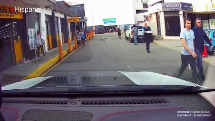 Por andar distraída esta mujer se llevó un buen golpe en la boca