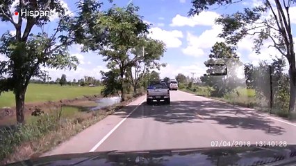 Una tabla de madera estuvo a punto de ocasionar un accidente en Tailandia