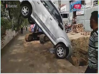 Mobil Nyungsep Masuk Lubang Galian di Tanjung Duren - iNews Malam 27/05