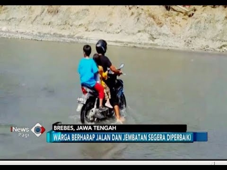 Jembatan Putus, Warga Tonjong Brebes Nekat Sebrangi Sungai Pakai Motor - iNews Pagi 03/07
