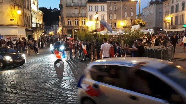 La joie place des Vosges à Epinal après la victoire