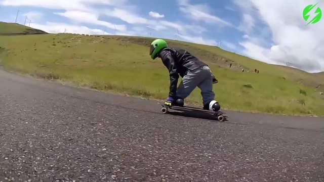 Ce skateur n'a pas de jambe, amputé au niveau des genoux