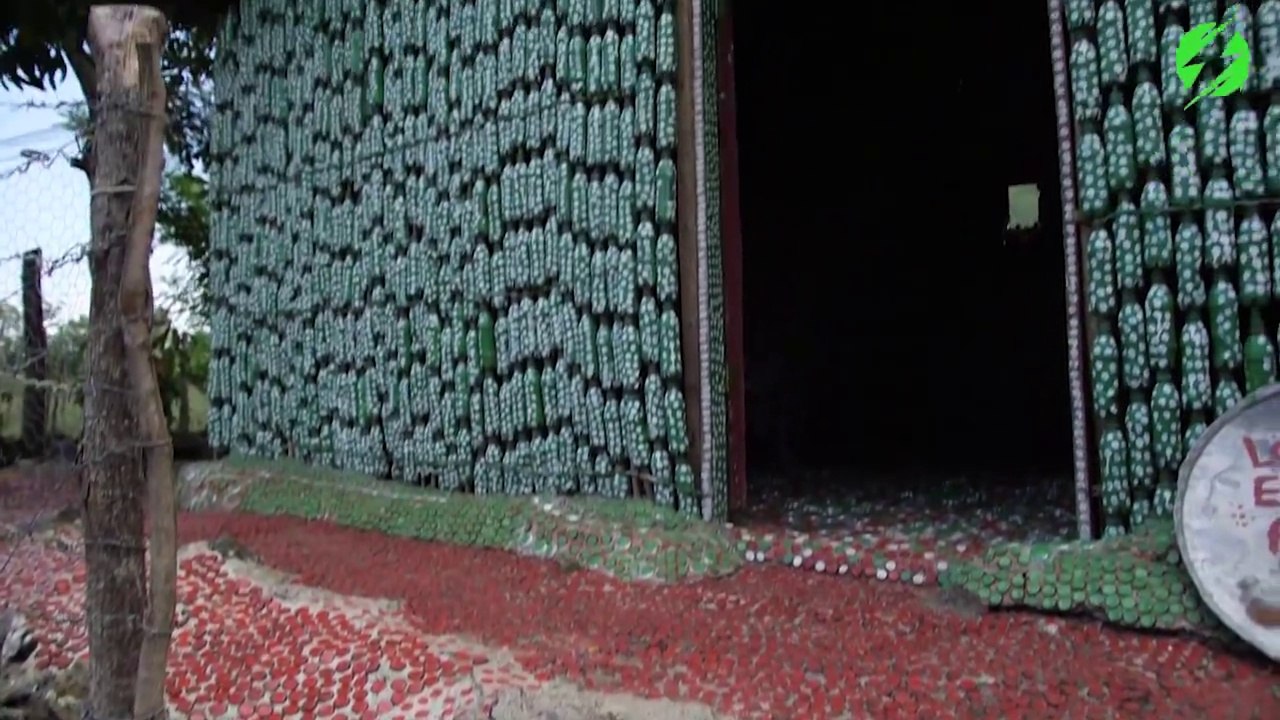 Cette grand-mère vit dans une maison entièrement faite de bouteilles recyclées