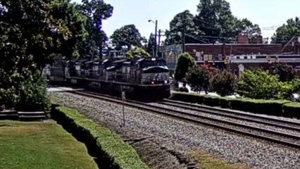 Un conducteur se retrouve sur les rails au moment ou la barrière se baisse et ne bouge plus... Grosse erreur