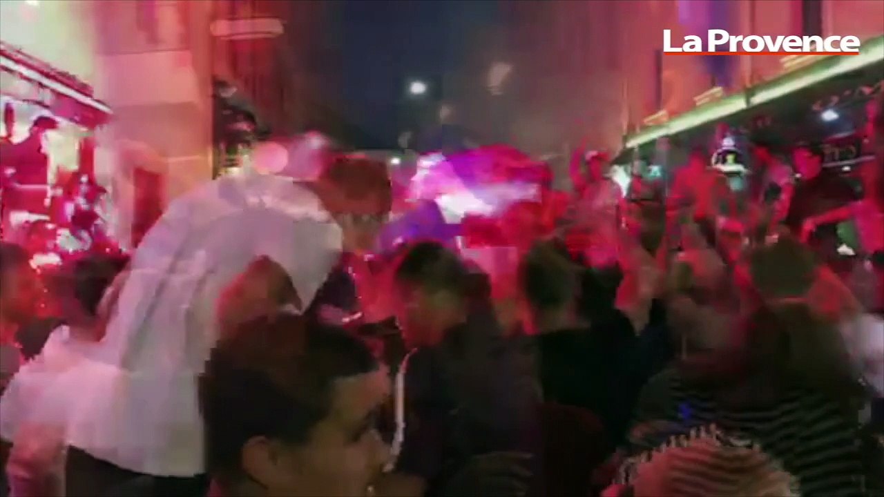 Les Bleus en finale : explosion de joie, fumigènes... Les Marseillais fêtent la qualification sur le Vieux-Port