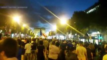 C’est la folie sur les Champs-Elysées !