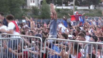 Les supporters célèbrent le but de la délivrance (France-Belgique)