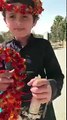شاهد ردة فعل طفل يبيع الورد ، مرَّ به أحد المارة في السعودية وحاول أن يعطيه مالاً دون أن يشتري منه