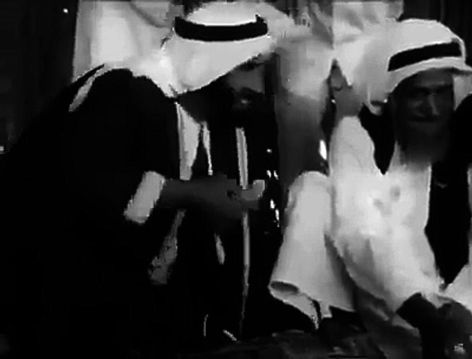 Whatsapp Arab شاهد ملوك أبناء الخليج في بداية اكتشاف النفط .. فيديو نادر لحياتهم أشكالهم ومساكنهم وطريقة أكلهم !!ويظهر الشيخ زايد بن سلطان آل نهيان رئيس دولة