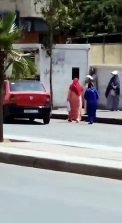 من خلف الأسوار.. طريقة جديدة لسرقة الهواتف بفاس