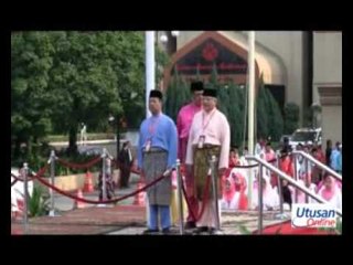 Upacara menaikkan bendera UMNO